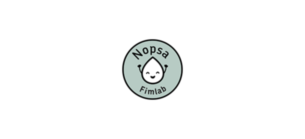 Pyöreä Nopsa-logo, jossa on pisaran muotoinen hymyilevä hahmo ja Fimlabin logo.